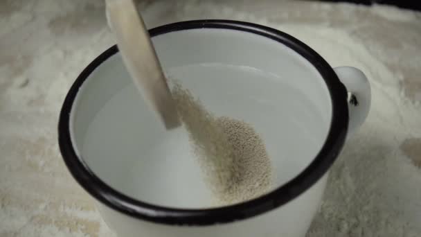 Ağır çekim kuru maya bir kupa dökülür — Stok video