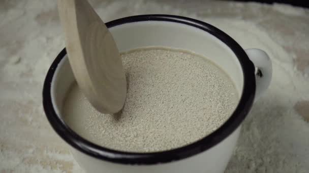 Bir kupa ağır çekimde yetiştirilmiş kuru maya — Stok video