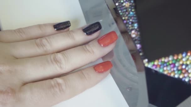 De nagellak in de lamp drogen — Stockvideo