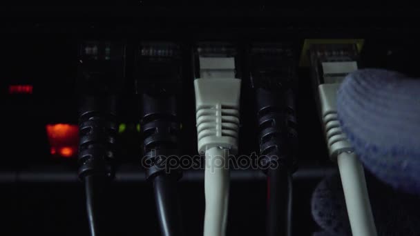 Malefactor desactiva cables de Internet — Vídeos de Stock