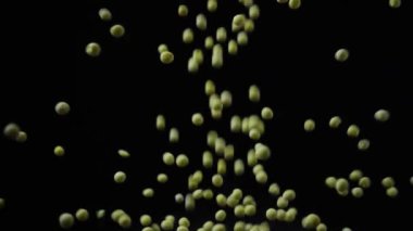 Siyah arka plan ağır çekim üzerinde düşme bezelye tanesi