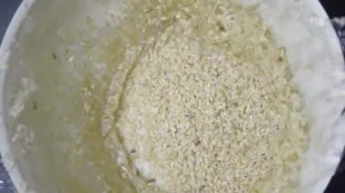 Ağır çekim yabani pirinç suya düşüyor