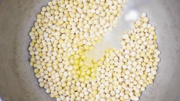 黄色のエンドウ豆を注いだ遅い mo 上湯フローム — ストック動画