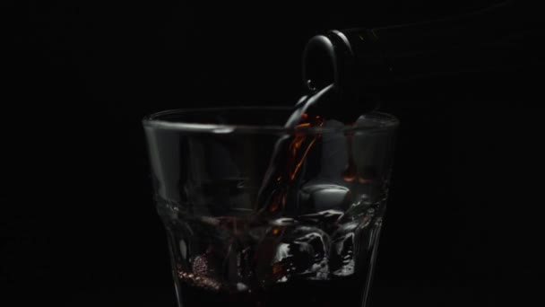 Vino tinto se vierte en un vaso lento mo — Vídeos de Stock