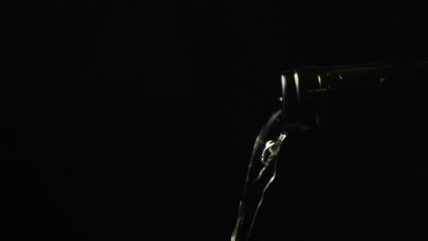 Lassú mozgás ömlött egy üveg fehér bor — Stock videók