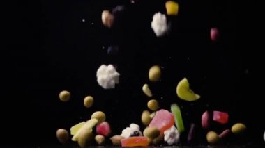 Kurutulmuş meyve ve fındık yavaş mo Yukarıdaki masada düşmek