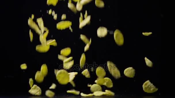 Lento mo seco beakfast cereais flocos de milho estão caindo sobre a mesa — Vídeo de Stock