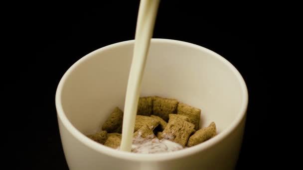 Giet de melk granen pads chocolade Slowmotion — Stockvideo