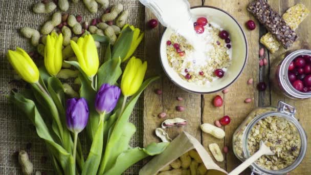 Petit-déjeuner avec fleurs, style rustique, vue sur le dessus, ralenti — Video