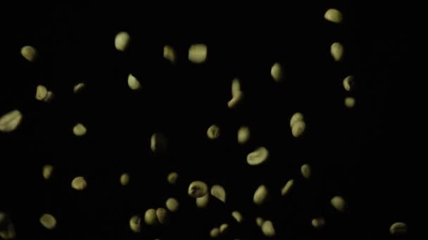 Lent grains de café mo tomber du haut vers le bas 