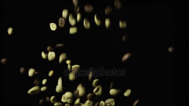 Un mélange de grains de café tombe au ralenti 