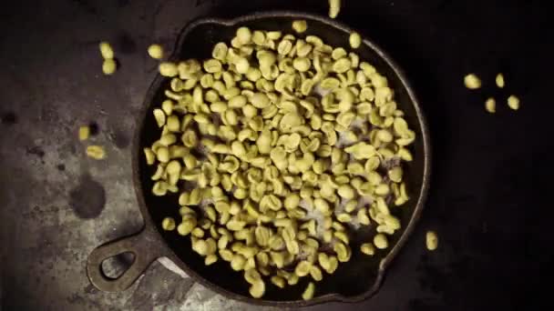 Granos de café crudos en una sartén lenta mo — Vídeo de stock