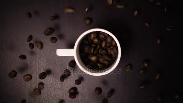 Pražená zrnková káva padá zpomalené