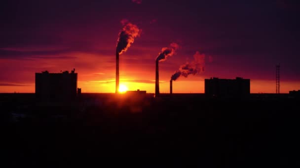 Time-lapse zonsondergang rook uit de leidingen in de stad — Stockvideo