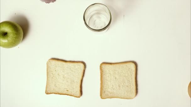 Snídaně sendviče s burákovým máslem a džemem — Stock video