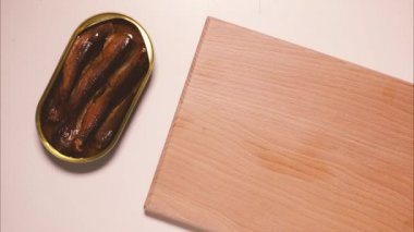 Sardalye beyaz ekmek üzerine sandviçle. Stop motion, animasyon