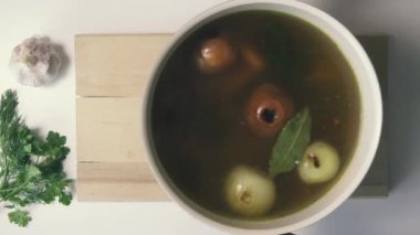 Ev yapımı et suyu ile tencere. Üstten Görünüm