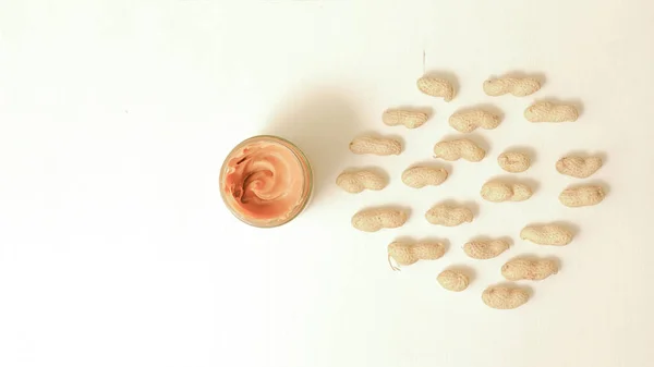Erdnuss in einer Schale mit einer Dose Erdnussbutter — Stockfoto