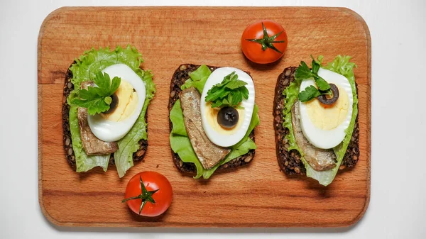 Kanapka na czarny chleb z jajkiem i sardynki — Zdjęcie stockowe