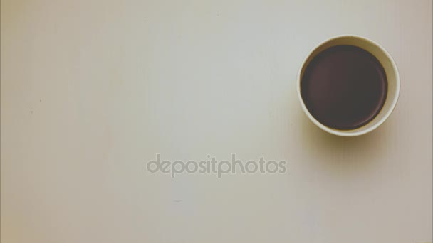 Scatola con ciambelle e una tazza di carta con caffè, vista dall'alto, stop motion, animazione — Video Stock