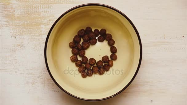Bolas de desayuno de chocolate secas. Stop motion, animación — Vídeo de stock