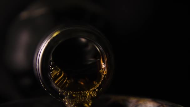 De koolzuurhoudende drank giet in het glas. Slow mo — Stockvideo