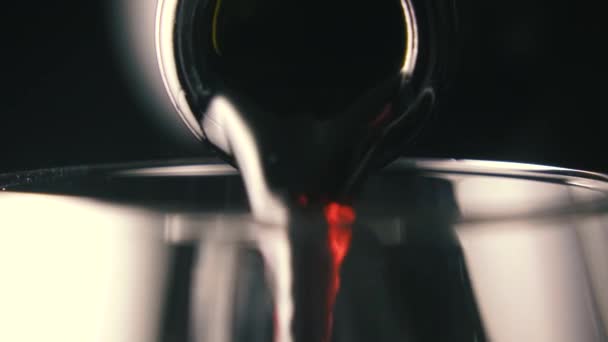 Rotwein wird in ein Glas gegossen, Nahaufnahme — Stockvideo