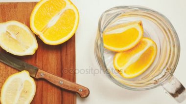 Bir sürahi Sangria yemek. Hızlandırılmış