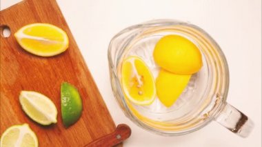Bir sürahi Buzlu limonata hazırlanması. Hızlandırılmış