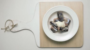 Siyah ekmek ekmek üzerine konserve balık sandviç. Zaman-sukut