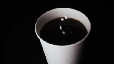 Ağır çekim. Bir bardak içine şeker yerine damla bir avuç