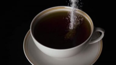 Yavaş mo tatlandırıcı çay bir fincan içine dökülür