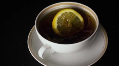 Bir fincan çay bir dilim limon, yavaş mo damla