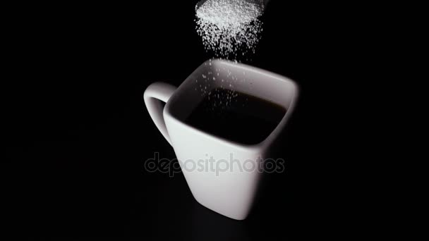 Süßstoff wird langsam in eine Tasse auf schwarzem Hintergrund gegossen. — Stockvideo