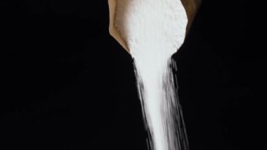 Tatlandırıcı paketinden çay dökmek için
