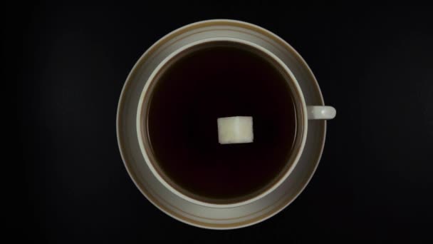 Felülnézet. Cukor csepp fekete tea. Lassú mozgás — Stock videók