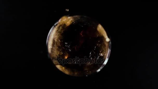 Sugar falls into a glass with cola, soda. Slow motion, top view — Stock Video