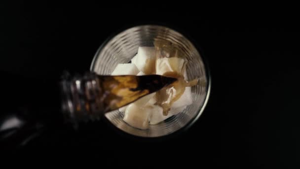 Cola, le soda est versé dans un verre avec du sucre. Au ralenti. Vue du dessus 