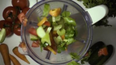 Taze sebze blender içine düşmek. Yavaş mo