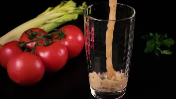 Koktajle z pomidorów i seler, pietruszka. Zwolnionym tempie — Wideo stockowe