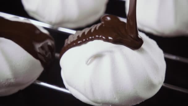 Zpomalený pohyb. Marshmallow, na stojan, nalít s čokoládou — Stock video