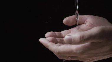 Mens eline su küçük bir dere akar. Ağır çekim