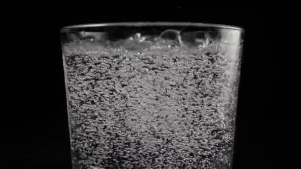 Devagar. Bolhas em um copo de água — Vídeo de Stock