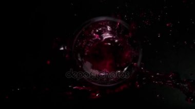 Kırmızı şarap cam top düşüyor