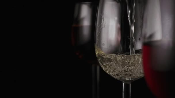 Le vin blanc est versé dans l'un des trois verres — Video