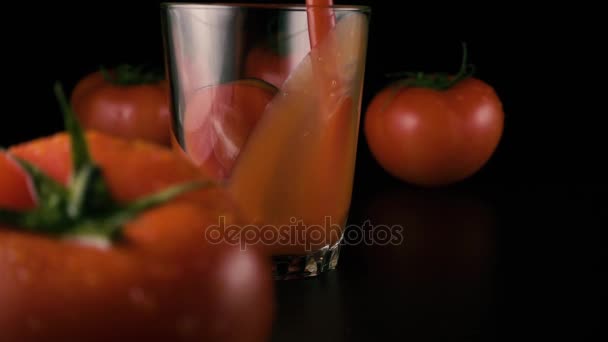 Sok pomidorowy nalewa się do kieliszka na stole. Slow mo. — Wideo stockowe