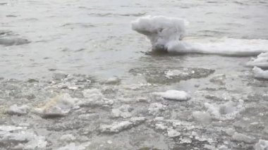 Nehri üzerinde irili ufaklı buzlar