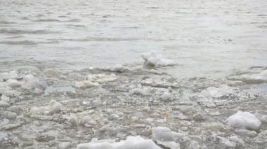 Sığ buz yüzen nehir boyunca bahar