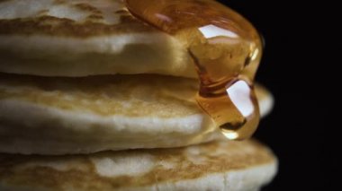 Bir şurup krep akar, siyah bir arka plan üzerinde kapat