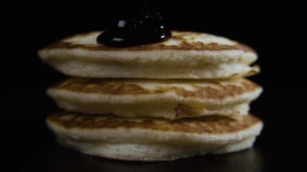 Una pila di tre frittelle con marmellata. Rallentatore — Video Stock